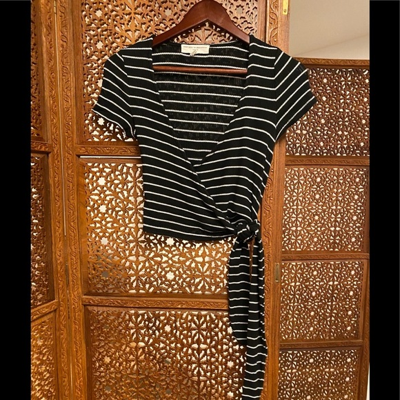 🚺📐Urban Outfitters black striped wrap top - Picture 2 of 8